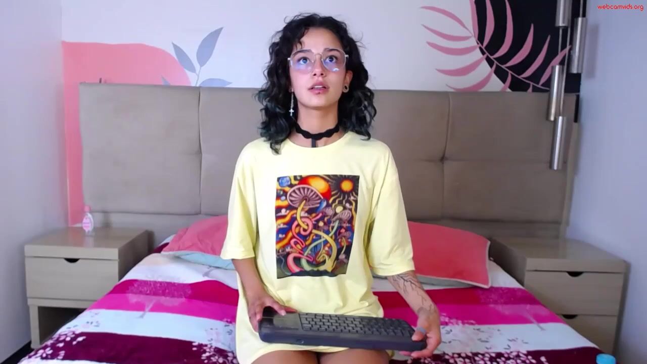 venuz_99 - Private  Video brownhair biglegs bigbelly